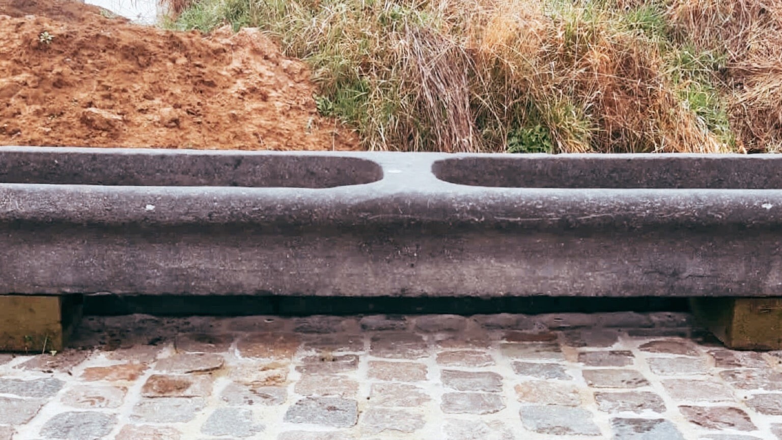 Grote dubbele paardenbak, afgewerkt in manuele frijnslag (Petit Granit)